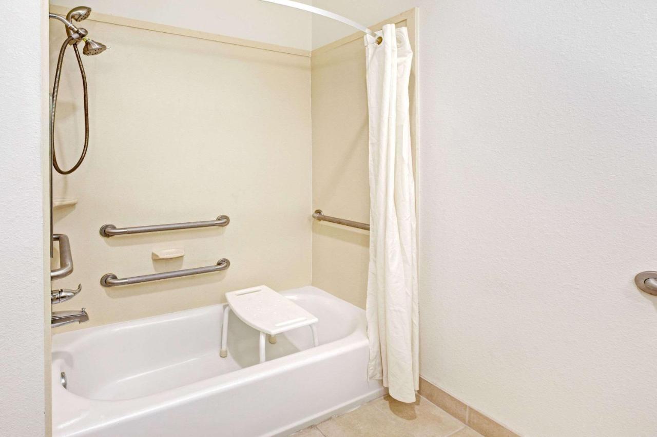 Super 8 By Wyndham Laporte La Porte Zewnętrze zdjęcie