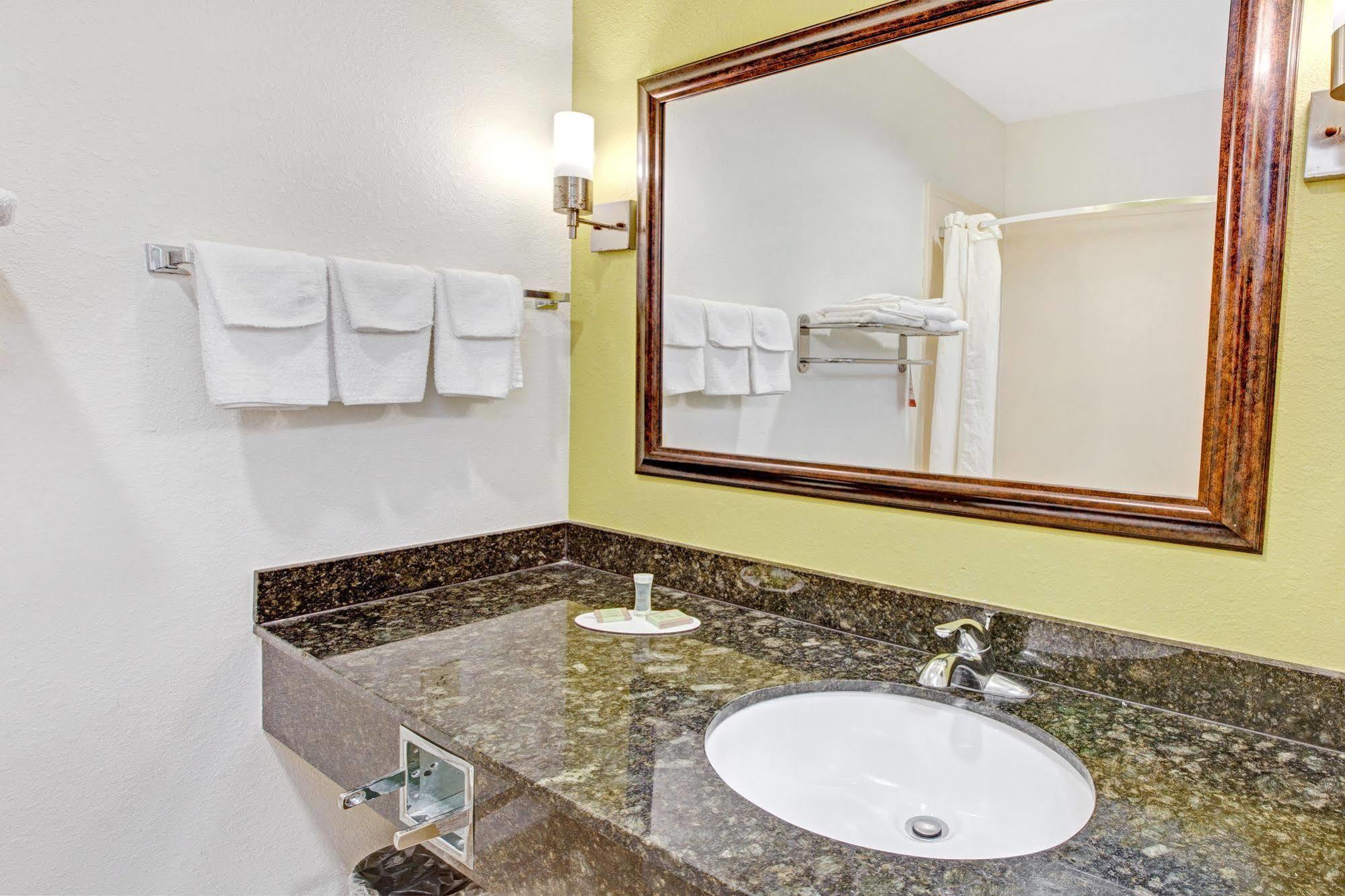 Super 8 By Wyndham Laporte La Porte Zewnętrze zdjęcie